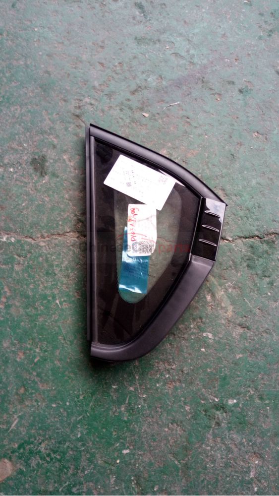 Glass - Rear door triangular window