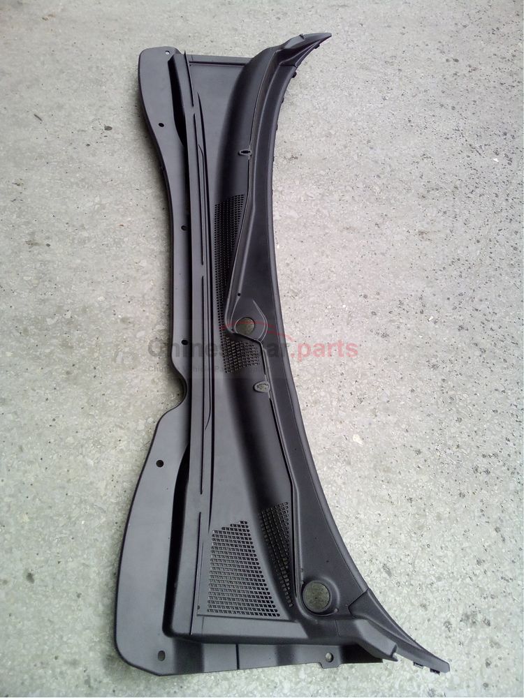 Front shroud trim