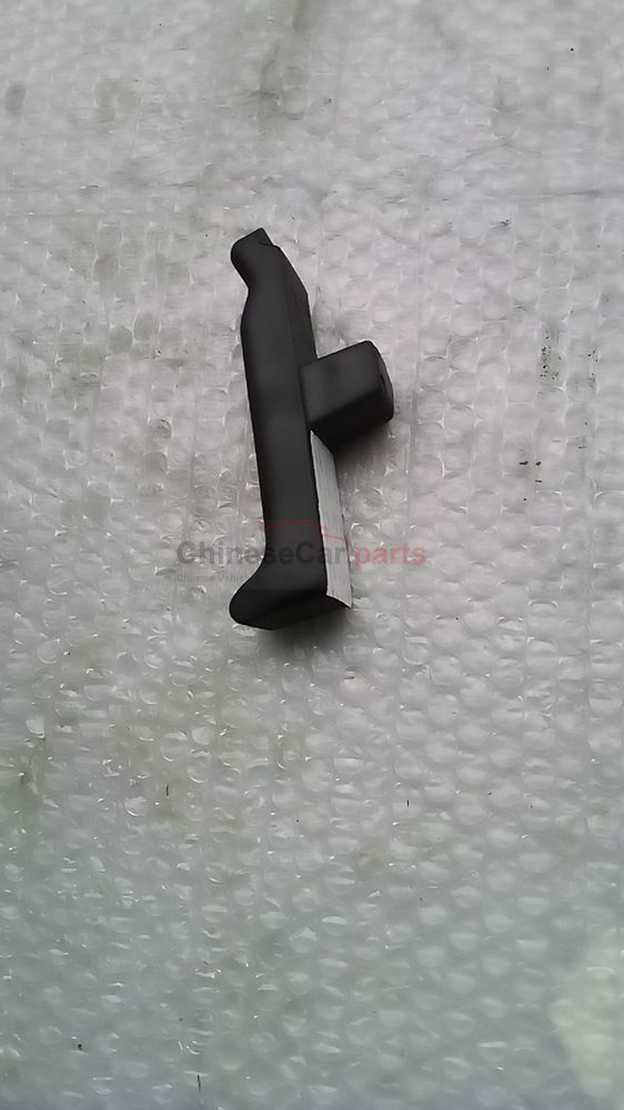 Side sealing block of front shroud trim