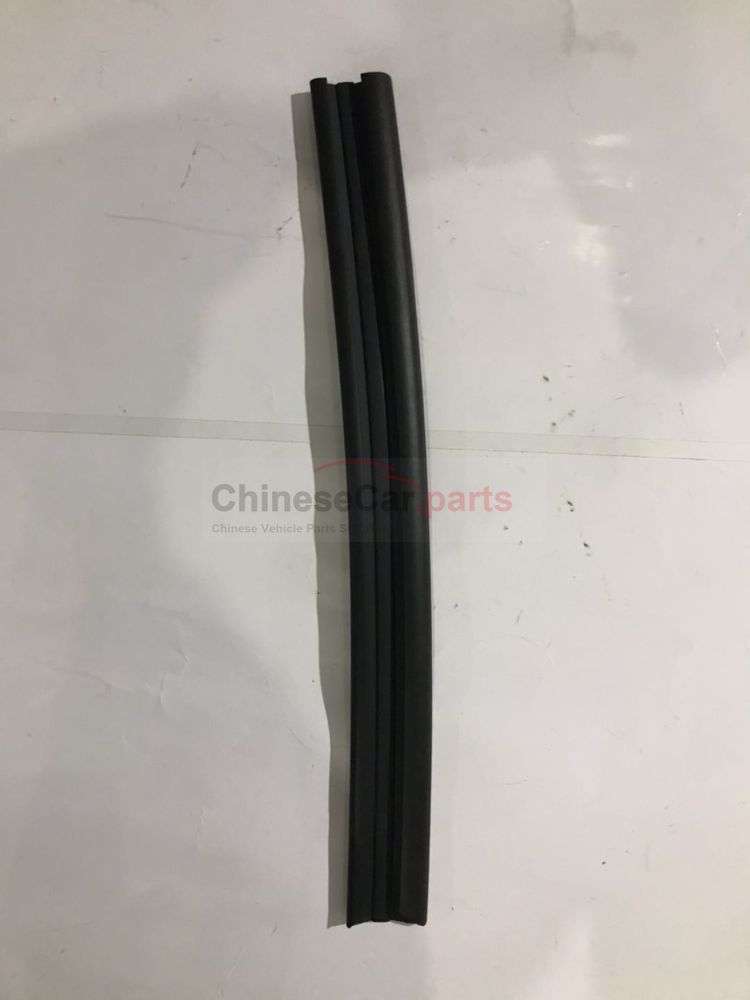 Rear mud groove under the rear door glass