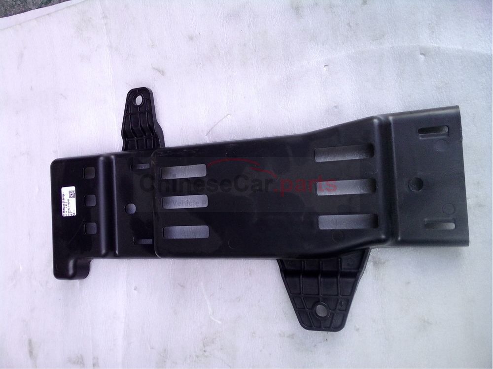 Lower floor oil pipe protective plate